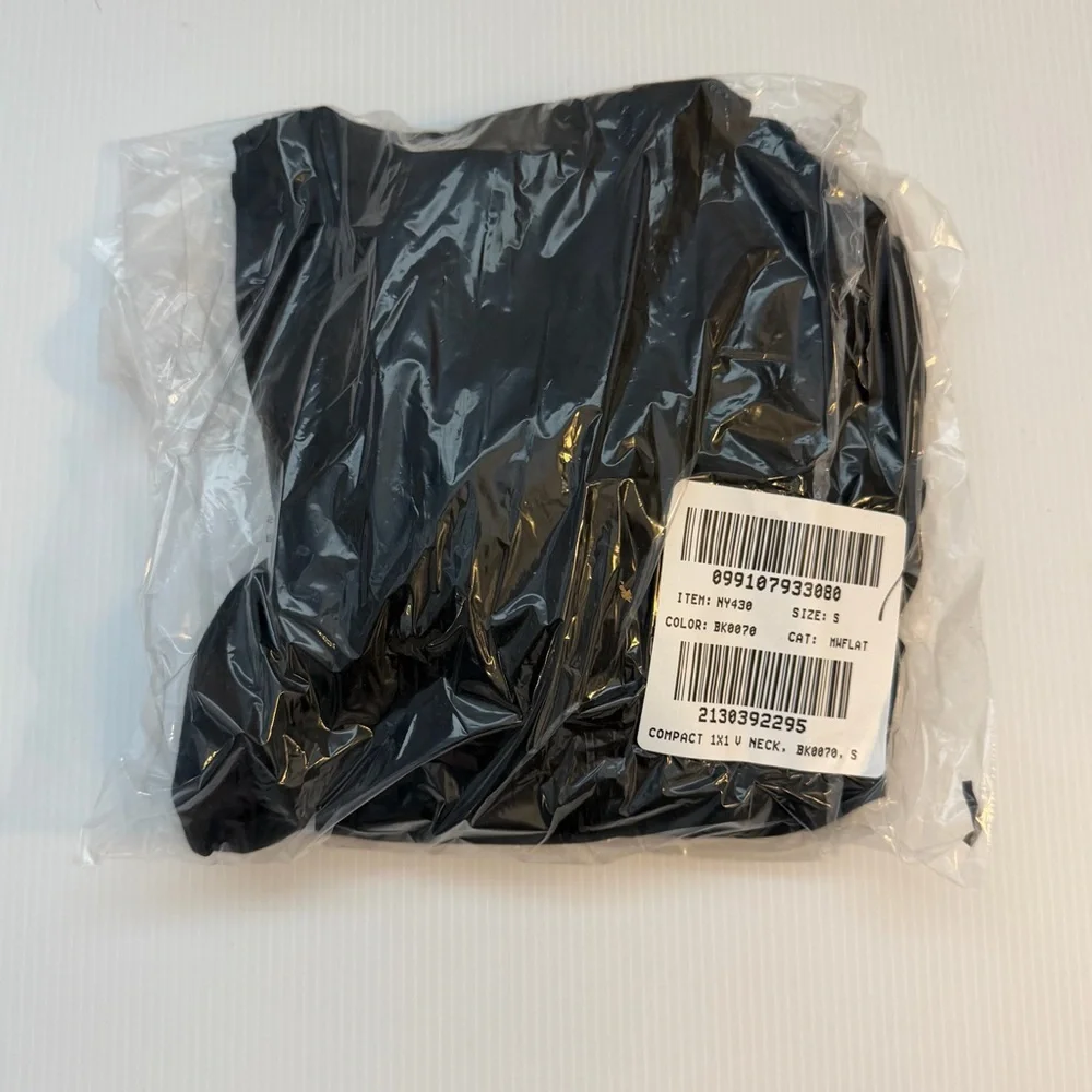 NWT! Madewell - The 90s V-Neck Long-Sleeve Tee in Compact Cotton - Black - Small